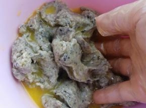 加入之前软化好的黄油继续揉。让黄油融入到面团中。