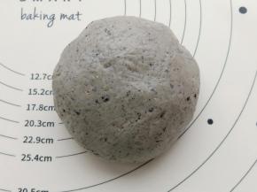 揉成光滑的面团。