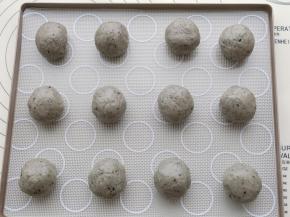 平均分成12份，揉圆摆放在阳晨长方形牛轧糖烤盘上。(注意不能摆放的太近，避免烤好后膨胀粘在一起)。