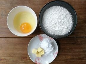 准备材料，黄油提前室温软化，鸡蛋用常温的就好，最好用稍微大一点的鸡蛋，打散后的50g蛋液和面用，剩余的放一旁稍后用来刷表面