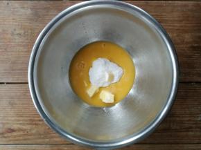 蛋液、黄油和糖粉放入盆中，用手抽搅拌均匀