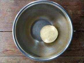 和成不沾手的光滑面团即可，不要过度揉面，和好的面团应该是不软不硬的状态，然后将面团盖上保鲜膜松弛半小时