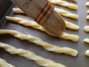 在每根面团上刷一层蛋液