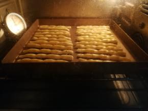 送入预热好的烤箱烘烤，上下火180度中层烤25分钟左右，视上色程度出炉～