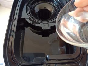 首先，在咖啡机里加入清水。