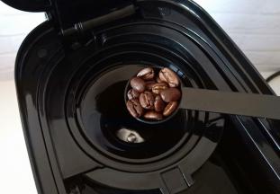 再加入3勺咖啡豆（约20克）。