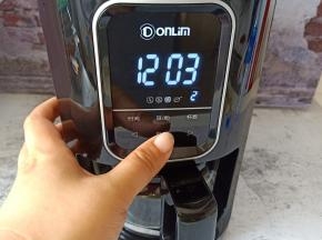 接上电源，选择杯数和咖啡浓度，这次我选择了浓咖啡。然后按启动键就OK了。