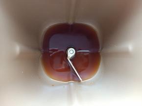 咖啡放凉后，取150克的咖啡放入东菱DL-T09G面包机中。