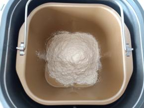 加入除（鲜酵母和黄油）以外的其它材料。