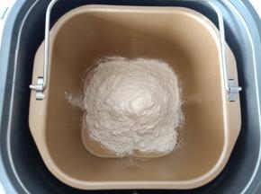 加入除（鲜酵母和黄油）以外的其它材料。