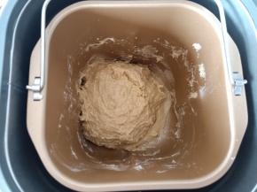 揉2分钟左右，没有干粉即可。关闭面包机，取出面包桶盖保鲜膜放冰箱冷藏20分钟。