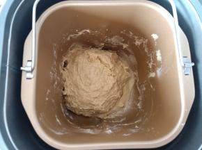 揉2分钟左右，没有干粉即可。关闭面包机，取出面包桶盖保鲜膜放冰箱冷藏20分钟。
