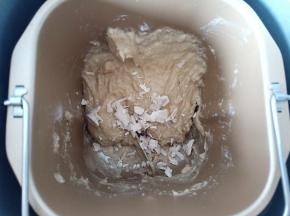 从冰箱取出面包桶，放入鲜酵母，同样还是选择和面功能进行揉面。一个揉面程序下来是7分钟。