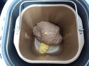 一个揉面程序完成后，这时加入黄油再次选择揉面功能。同样还是一个揉面程序7分钟黄油与面团揉到完全融合。