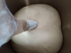 由于现在的天气比较热所以在30分钟和40分钟的时候我都进行了检查。在发酵的第50分钟的时候检查面团的状态已经发到位了。（检查发酵状态：手指粘面粉在面团上轻轻按一下，面团慢慢回弹就是发好了，如果快速回弹则需要再发一会。如果不回弹出现了凹坑则是发过了）