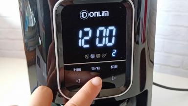 接上电源，在触摸屏上选择杯数和咖啡浓度，然后按下启动键就OK了。