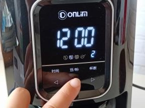 接上电源，在触摸屏上选择杯数和咖啡浓度，然后按下启动键就OK了。