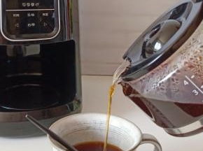 4分钟后一壶咖啡就煮好了。