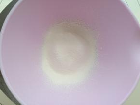 开始制作蛋糕，把低筋面粉过筛放入盆中备用。
