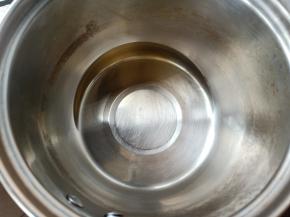 玉米油放入小奶锅中小火加热。