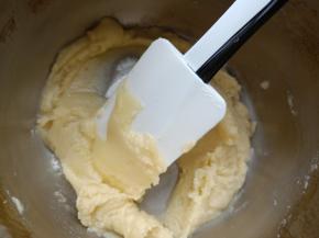 待玉米油里出现小气泡（有点冒烟的时候）关火。一次放入刚才筛好的低筋面粉。并快速搅拌均匀。放凉备用。