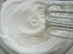 蛋白放几滴白醋。分三次加糖打至小尖角。