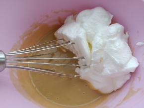 取三分之一蛋白糊放入蛋黄糊中，翻拌均匀。