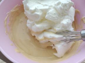 再放入剩下的三分之二蛋白糊，翻拌均匀。