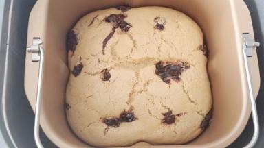 满屋的香味，随着面包机的滴滴声，时间到了，蛋糕烤好了。