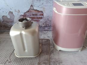 带上隔热手套，取出面包桶震一下面包桶。马上倒扣在晾网上放凉取出。