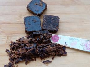 珍珠部分：黑糖块切碎(这样更容易融化)。