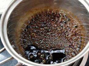 加水中小火加热至沸腾。