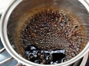 加水中小火加热至沸腾。