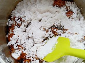 糖水沸腾后倒入木薯粉，离火。用刮刀迅速搅拌(一定要沸腾了马上倒木薯粉)。