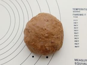 带上手套揉成团（揉不成团特别稀是因为水的温度不够）。