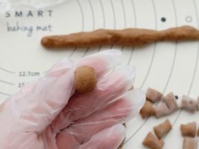 然后把面团分成几个小面团，搓成长条，切小块，再把小块搓成球。