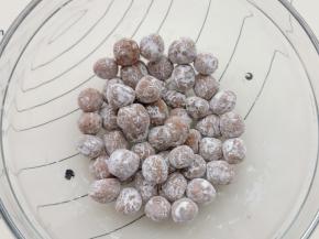 碗里放一点点木薯粉，把搓好的球放进去，晃一下碗，让小球球均匀的粘上木薯粉防粘。