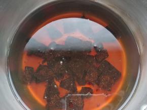 黑糖珍珠部分：250克清水加入70克黑糖。小火把糖煮化，把之前煮好的珍珠放进去。煮至浓稠即可。