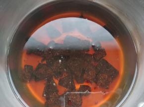 黑糖珍珠部分：250克清水加入70克黑糖。小火把糖煮化，把之前煮好的珍珠放进去。煮至浓稠即可。