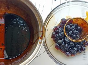 煮好之后把珍珠捞出来备用。锅里剩下的就是黑糖浆了，一会打淡奶油用。