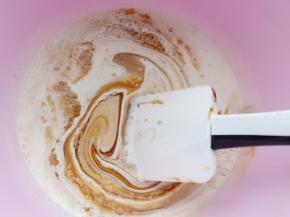 取黑糖浆20克加入130克淡奶油。这就是奶盖了。放冰箱冷藏1个小时左右再打发。