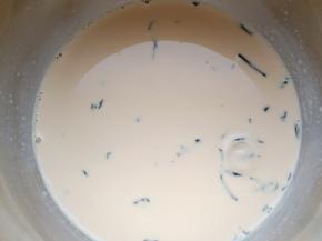 奶茶蛋糕部分：把牛奶加热后放入红茶，泡10分钟。把茶叶捞出去。剩下的就是奶茶了