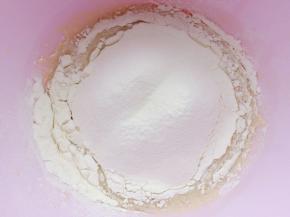 筛入低筋面粉画Z字搅匀。