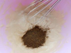 放入红茶粉搅匀（不喜欢的可以不加）。