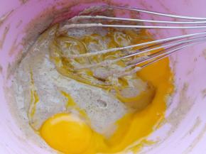 放入蛋黄搅匀。