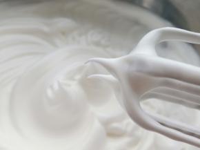 蛋白加几滴白醋，分三次加糖打发至硬性。