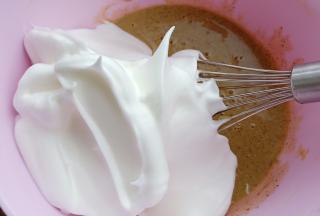 取三分之一蛋白加入到蛋黄糊中翻拌均匀。