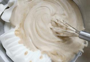 再与剩下的三分之二蛋白糊混合均匀。