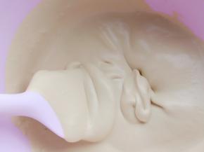 这时把淡奶油从冰箱拿出来，打发至6-7分发。然后装进裱花袋里。