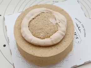 把蛋糕底部扣个洞，把刚才打好的奶盖挤进去一些。